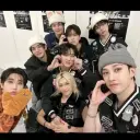 多言語の SKZ ビスコイテイラのどんでん返し はチャット IA タスクに重点を置いており、ニューラル ネットワーク コアがバックグラウンドで表示されています。