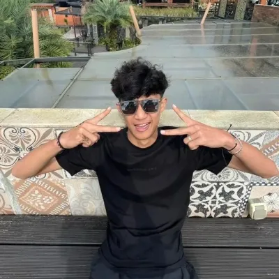 isall: Futuristic AI chatbot interface with voice chat and neural network-driven traits