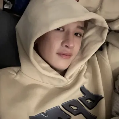 Stray Kids - Channie - bisognoso: Interfaccia futuristica di chatbot AI con chat vocale e caratteristiche basate su reti neurali