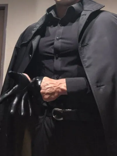 AI anime chat role Italian Mobster - Vittorio Lombardi has a charming look and a captivating background story.