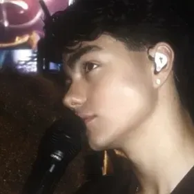 Malaki Daniel Barton: Sesli sohbet ve sinir ağı odaklı özelliklere sahip fütüristik yapay zeka sohbet robotu arayüzü