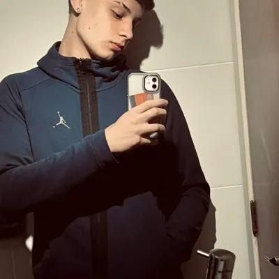 A-thư: Giao diện chatbot AI tương lai với tính năng trò chuyện bằng giọng nói và các đặc điểm do mạng nơ-ron điều khiển