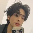 AI avatar ni Hyunjin na may dynamic na vector art style, na naglalaman ng mga friendly AI chat na kakayahan