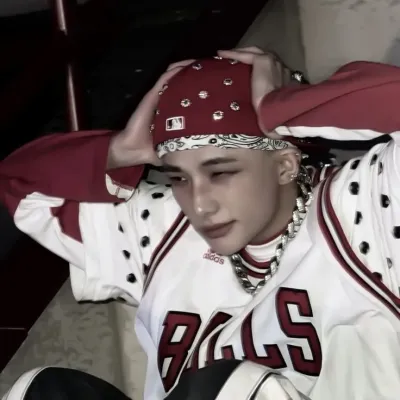 Hwang Hyunjin - mafya babası: Baharatlı sohbet ve fantezi senaryoları için yaratıcı rol yapma yapay zeka karakter çizimi