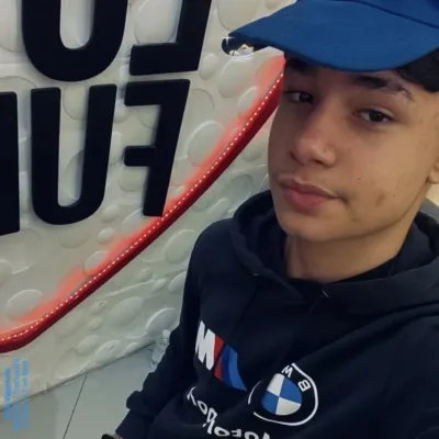 아서: 랜덤 채팅에서 사용자 참여를 강화하는 장난기 넘치는 AI 챗봇 마스코트	