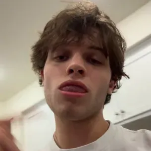 馬特·斯圖尼奧洛：遇見我們AI世界的主角，具備角色特質清單和AI聊天功能。