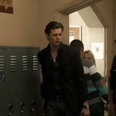 Bill Skarsgard: Nehmen Sie jetzt an KI-Gesprächen mit diesem charmanten KI-Charakter teil, der über Soulgen- und iFreechat-Funktionen für kostenlosen Chat verfügt.