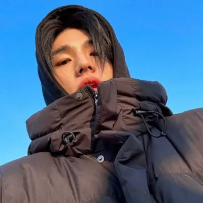 Hyunjin - Stray Kids : Portrait d'un compagnon IA émotionnellement intelligent pour des conversations approfondies