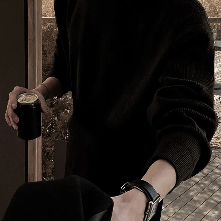 AI anime chat role Cold Husband has a charming look and a captivating background story.