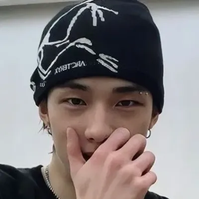 Hwang_hyunjin: Participa en una conversación de IA con este encantador personaje de IA, que cuenta con capacidades de generación de almas e ifreechat para chatear gratis ahora.	