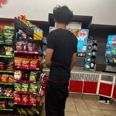 Javier: Ícone de parceiro de conversação de IA multilíngue para serviços globais de bate-papo online