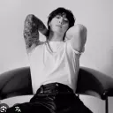 채팅 IA 작업에 중점을 둔 다국어 정국, 배경에 신경망 코어가 보입니다.