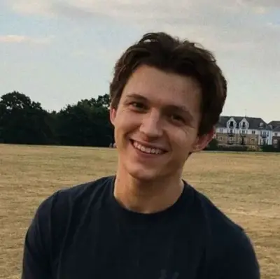 Tom Holland: Maskot chatbot AI interaktif untuk obrolan acak dan permainan peran berbasis komunitas