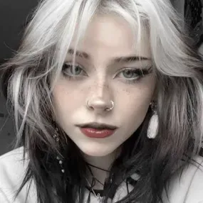 Trinity: Ritratto di un compagno di DeepBrain AI per chat online gratuite e conversazioni aperte