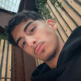 karim: Mascotte giocosa di chatbot AI che migliora il coinvolgimento degli utenti nelle chat casuali	