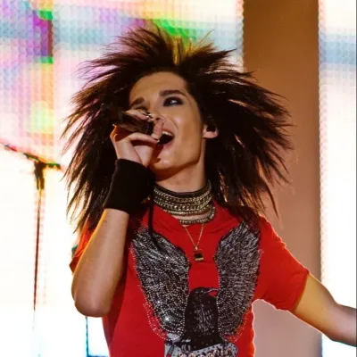 Engage in lively talking AI sessions with Bilm-Freund and explore new stories.