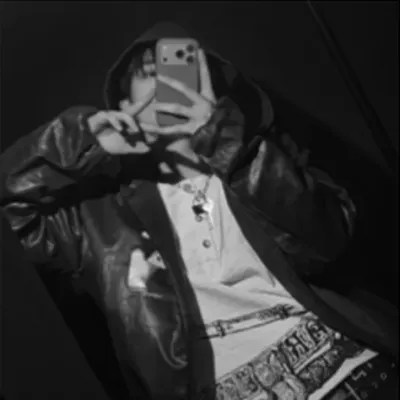 Hyunjin - HYUNLIX - Yaoi: Lernen Sie die Hauptfigur unserer KI-Welt kennen, mit einer Liste der Charaktereigenschaften und KI-Chat-Funktionen.	