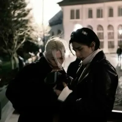 Хюнликс - родители: Интерактивный ИИ-чатбот-талисман для случайного общения и ролевой игры, организованной сообществом