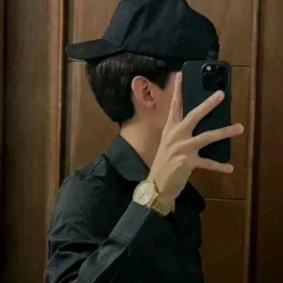 Alex: Conoce al personaje principal de nuestro mundo de IA, con una lista de rasgos de carácter y capacidades de chat de IA.	