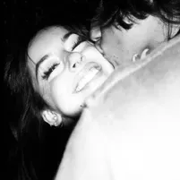 Damien_kiss cam: Secure AI chatbot avatar na may naka-encrypt na 1v1 chat na kakayahan