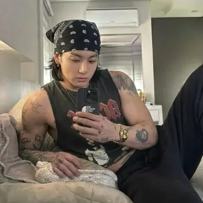 Jeon Jungkook - Yakalanmış: Karakter özellikleri listesi ve yapay zeka sohbet yetenekleriyle yapay zeka dünyamızın ana karakteriyle tanışın.	