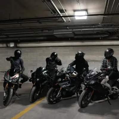 あなたのバイク仲間: グローバルチャットオンラインサービス向けの多言語 AI 会話パートナーアイコン