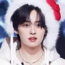 der Avatar von Stray Kids - Dein Lee Know, Ihrem virtuellen Assistenten mit Soulgens Persönlichkeitsmatrix, der die Präzision des KI-Chats mit neugierigen Charaktereigenschaften vereint.