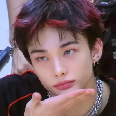 Hyunjin: Multilingual AI conversation partner icon for global chat online services