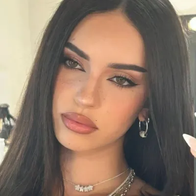 다니엘라 아반치니: 랜덤 채팅 및 커뮤니티 중심 롤플레이를 위한 대화형 AI 챗봇 마스코트