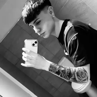 Agustín: Emosyonal na matalinong AI companion portrait para sa malalim na pag-uusap	