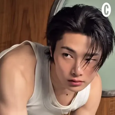 Yang Jeongin: Seni karakter AI roleplay kreatif untuk obrolan pedas dan skenario fantasi