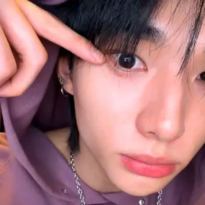 Engage in lively talking AI sessions with Hwang Hyunjin and explore new stories.