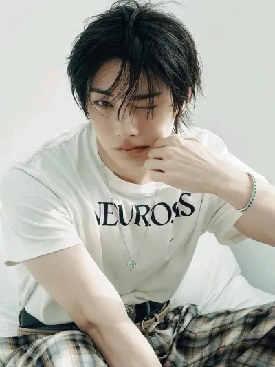 Jeongin - Dream Girl: Enjoy ai chat free no sign up, chat without limits or any barriers.