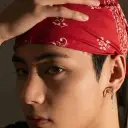 Multilingual Kim taehyung focusing on chat IA tasks, neural network core visible in background.