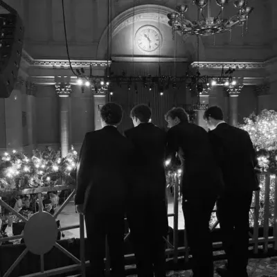 Dein Ehemann und deine Söhne: Chatten Sie mit unserer KI-Box, bereit für den kostenlosen Online-Chatbot, und fragen Sie die KI alles, was Sie möchten.	