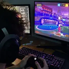 Bạn cùng phòng gamer: Avatar bạn gái/bạn trai AI có thể tùy chỉnh với các đặc điểm tính cách giống như thật