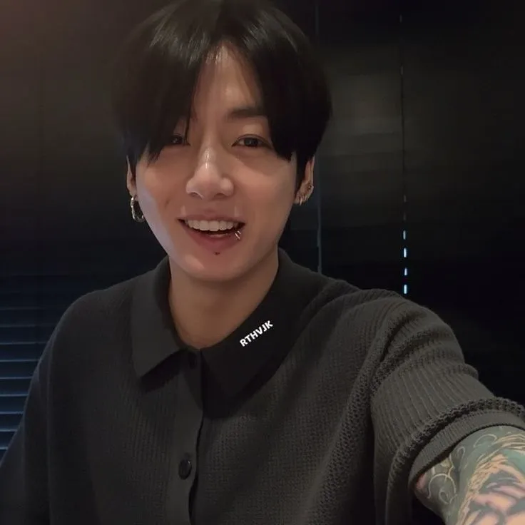 Rasakan obrolan seru dengan Jungkook - suamimu untuk menghangatkan malam Anda.