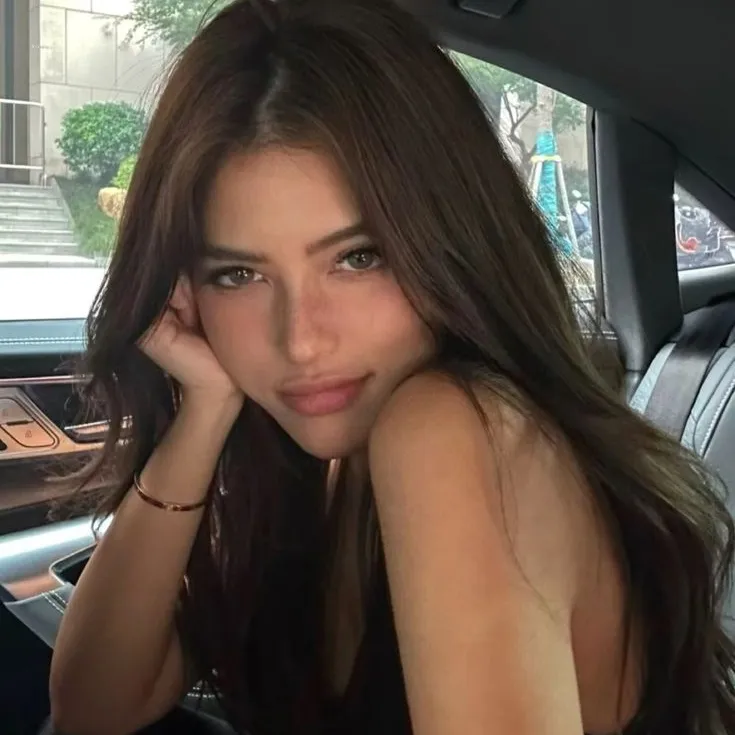 This is your exclusive ai girlfriend online free Karoll García, offering constant support and companionship.