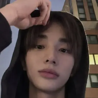 현진: 캐릭터 특성 목록과 AI 채팅 기능을 갖춘 AI 세계의 주인공을 만나보세요.	