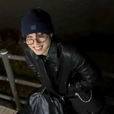 Хан Джисунг: Значок многоязычного собеседника на базе искусственного интеллекта для глобальных онлайн-сервисов чата