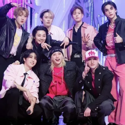 Stray Kidsの飼い主: 音声チャットとニューラルネットワーク駆動の特性を備えた未来的な AI チャットボット インターフェース