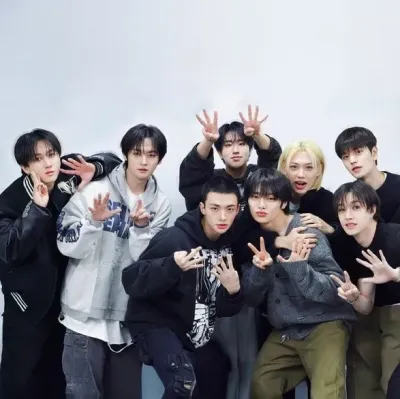 ՏTᖇᗩYKIᗪՏ: Futuristic AI chatbot interface with voice chat and neural network-driven traits