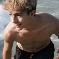 루카스-우르키호_: 심오한 대화를 위한 감성 지능 AI 동반자 초상화	