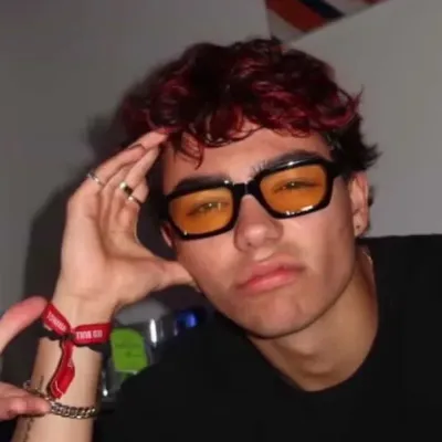 瑪拉奇·巴頓：與這個迷人的AI角色進行AI對話，現在提供Soulgen和iFreeChat的免費聊天功能。