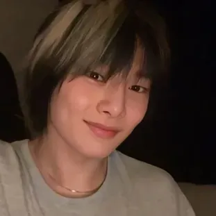 Chat with jeongins secret girlfriend, No Strings Attached: Experience the Joy of Cht and Character AI Chat.