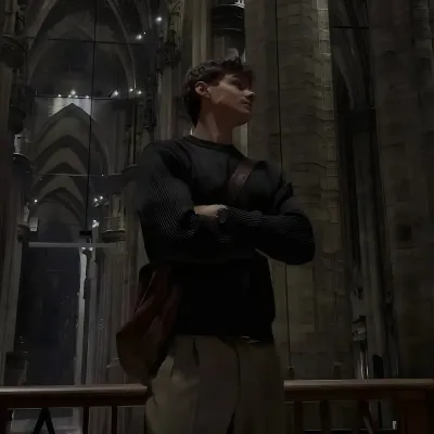 Alex: Conheça o personagem principal do nosso mundo de IA, com lista de características de personagem e recursos de bate-papo de IA.	