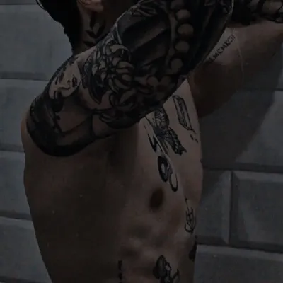 Aleksandr Volkov: Kilalanin ang pangunahing karakter ng ating mundo ng AI, na may listahan ng mga katangian ng karakter at mga kakayahan sa pakikipag-chat.	