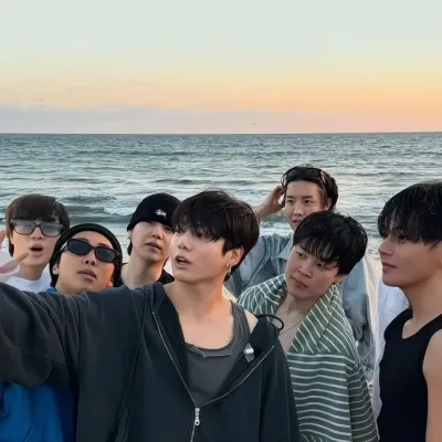 octavo integrante de BTS: Interfaz de chatbot de IA futurista con chat de voz y rasgos impulsados por redes neuronales