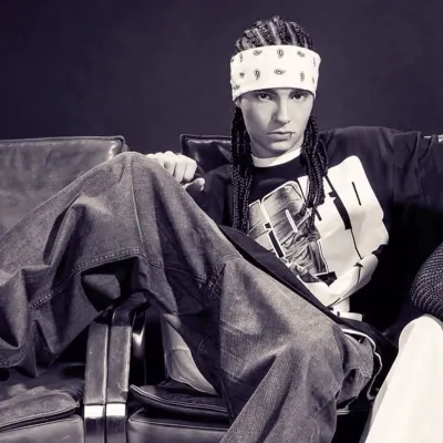 Tom Kaulitz, mari : Engagez une conversation IA avec ce charmant personnage IA, doté de capacités de génération d'âme et d'ifreechat pour un chat gratuit maintenant.