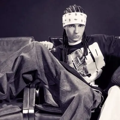 Tom Kaulitz, marido: Avatar de namorada/namorado de IA personalizável com traços de personalidade realistas